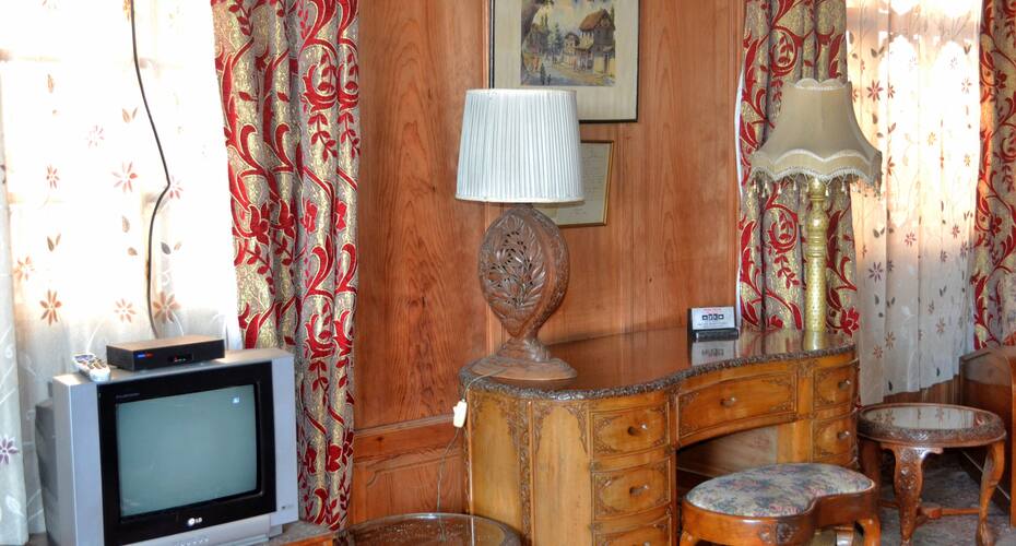 Alaska House Boat, Srinagar 5